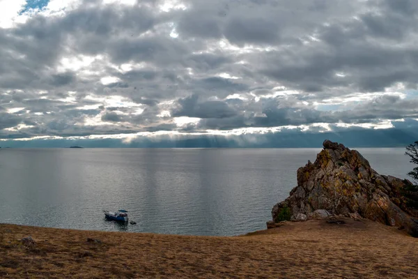 Schip Jacht Het Baikalmeer Tussen Kaap Rots Grazige Steppen Tegen — Stockfoto