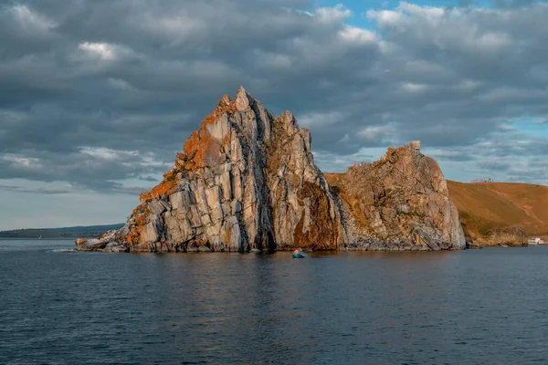 Cape Shamanka Rock Azul Lago Baikal Nuvens Fundo Luz Quente — Fotografia de Stock