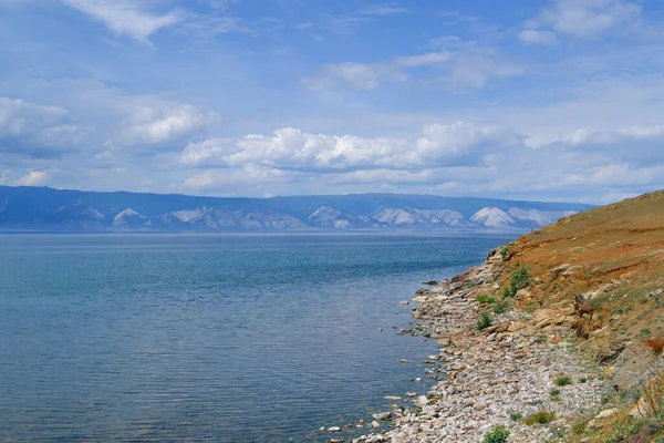 Rivage Pierre Lac Baïkal Sur Fond Hautes Montagnes Bleues Avec — Photo