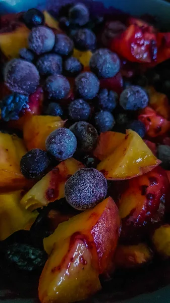 Gefrorene Blaue Schwarze Johannisbeeren Himbeeren Erdbeeren Hellem Obstsalat Auf Teller — Stockfoto