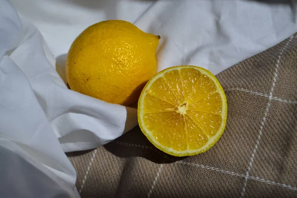 Dois Limões Amarelos Tecido Xadrez Cortinas Brancas Com Dobras Luz — Fotografia de Stock
