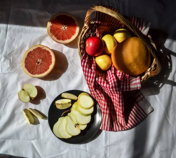 Obstkorb Halbiert Orangen Grapefruit Apfel Einem Korb Auf Roter Serviette — Stockfoto