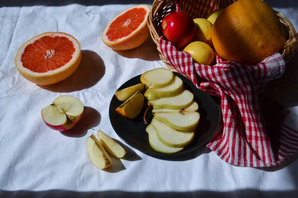 Obstkorb Halbiert Orangen Grapefruit Apfel Korb Auf Roter Serviette Birnenscheiben — Stockfoto