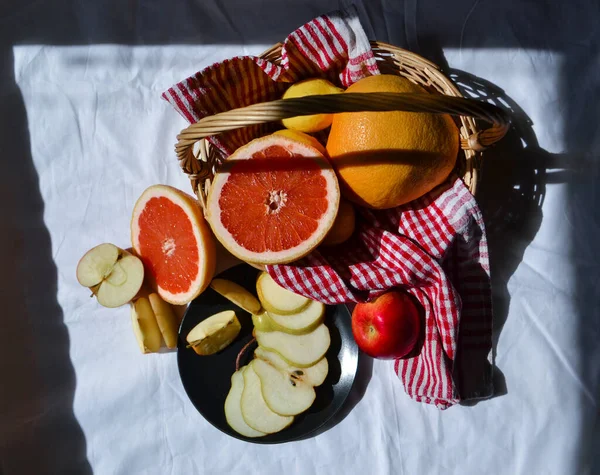 Corte Toranja Alaranjada Vermelha Brilhante Frutos Cesta Pêra Cortada Chapa — Fotografia de Stock