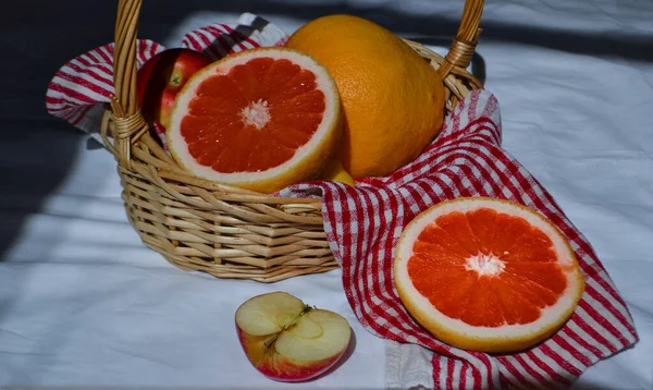 Corte Toranja Alaranjada Vermelha Brilhante Inteira Cesta Tecido Fundo Branco — Fotografia de Stock