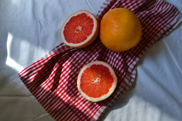 Duas Metades Cortadas Toranja Laranja Vermelha Inteira Pano Branco Tecido — Fotografia de Stock