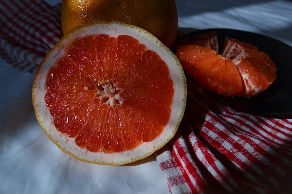 Duas Metades Cortaram Toranja Cor Laranja Vermelha Chapa Inteira Tecido — Fotografia de Stock