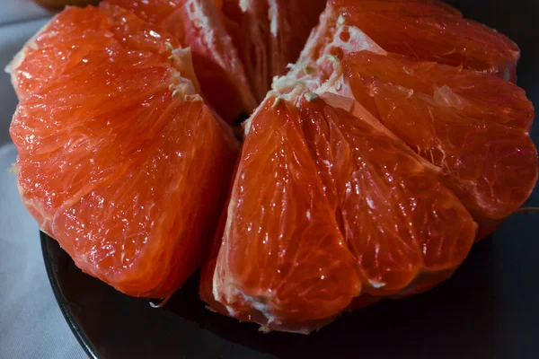 Corte Metade Cor Laranja Vermelha Brilhante Toranja Uma Chapa Tecido — Fotografia de Stock