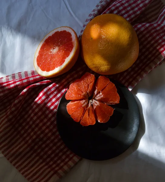 Duas Metades Cortaram Toranja Cor Laranja Vermelha Uma Chapa Inteira — Fotografia de Stock