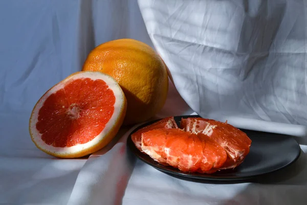 Duas Metades Toranja Cor Laranja Vermelha Cortada Uma Chapa Inteira — Fotografia de Stock