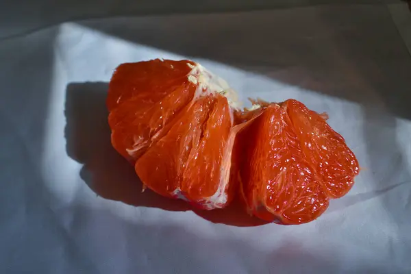 Fatias Redução Toranja Cor Laranja Brilhante Tecido Branco Com Dobras — Fotografia de Stock