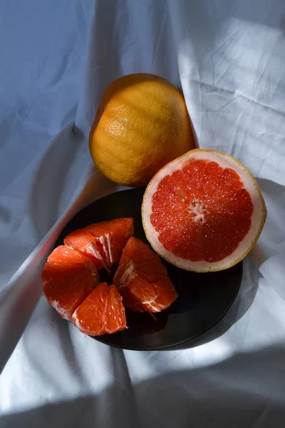 Metade Toranja Laranja Vermelha Redução Chapa Preta Inteira Tecido Branco — Fotografia de Stock