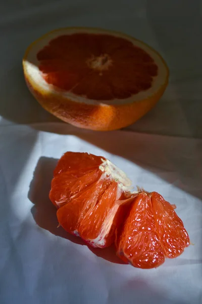 Toranja Redução Cor Laranja Vermelha Brilhante Tecido Branco Com Pregas — Fotografia de Stock