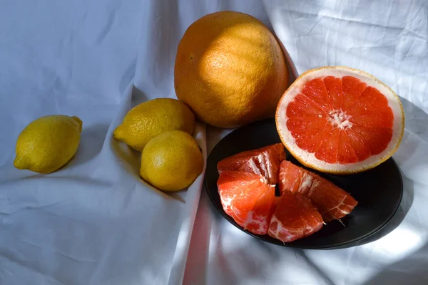 Corte Toranja Cor Laranja Vermelha Brilhante Chapa Limões Amarelos Cortinas — Fotografia de Stock