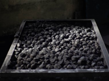 Mangal kömürü koyu sırt dokusu, kömür fabrikası.
