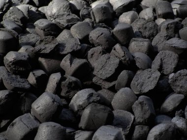 Mangal kömürü koyu arkaplan dokusu, kömür fabrikası.