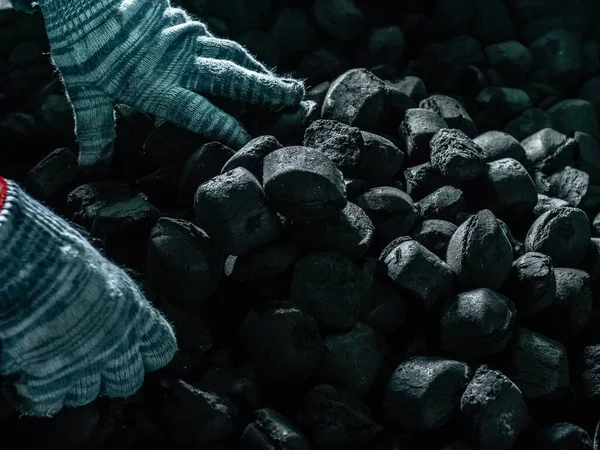 Kömür Madenciliği Eldiven Giymiş Bir Adamın Elleri Sırt Için Doğal — Stok fotoğraf