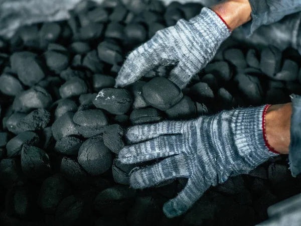 Minería Carbón Manos Hombre Con Guantes Que Sostienen Carbones Negros —  Fotos de Stock