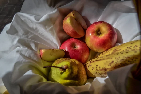 Frutos Maduros Maçãs Vermelhas Pêra Verde Bananas Uma Cesta Com — Fotografia de Stock