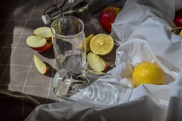 Reife Früchte Rote Äpfel Geschnittene Zitronen Auf Weißem Tuch Mit — Stockfoto