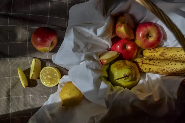 Reife Früchte Rote Äpfel Grüne Birne Zitronenscheiben Bananen Einem Korb — Stockfoto