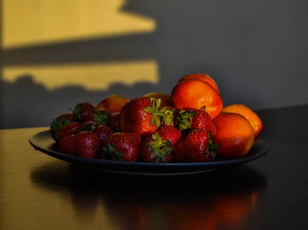 Fraises Rouges Nectarines Orange Mûres Pêches Sur Une Assiette Noire — Photo