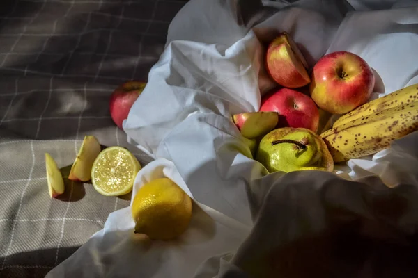 Reife Früchte Rote Äpfel Grüne Birne Zitronen Bananen Einem Korb — Stockfoto