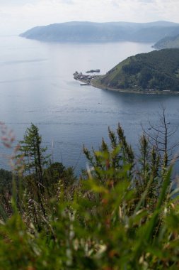 Mavi Baykal Körfezi yakınlarındaki uçurumların tepesi. Chersky Taşı 'ndan Angara Nehri' nin ağzı. Baykal Limanı.