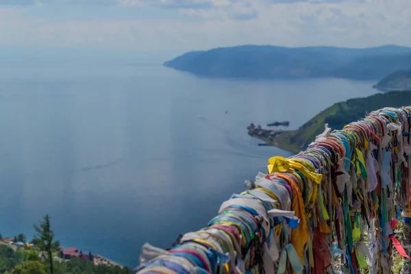 Rubans Multicolores Sur Rampe Terrasse Sur Fond Paysage Lac Bleu — Photo