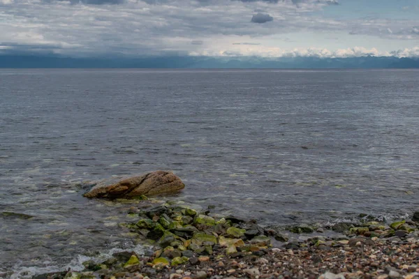 Jalan Batu Hijau Pantai Kerikil Danau Biru Baikal Terhadap Latar — Stok Foto