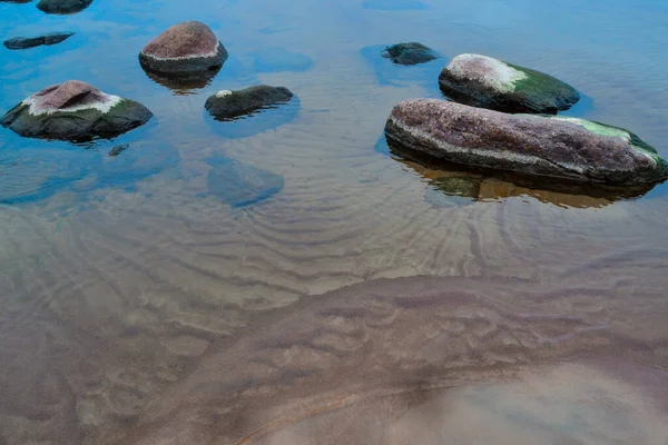 Stenen Met Witte Vlekken Zandstrand Met Reflecties Helder Water Van — Stockfoto