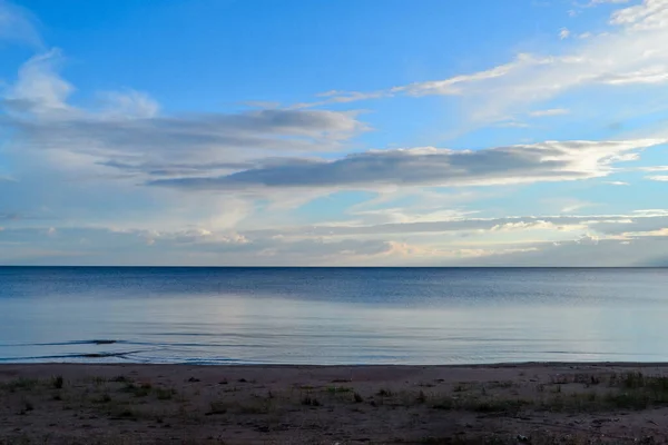 Zandkust Met Gras Aan Oever Van Het Blauwe Ladoga Noordelijke — Stockfoto