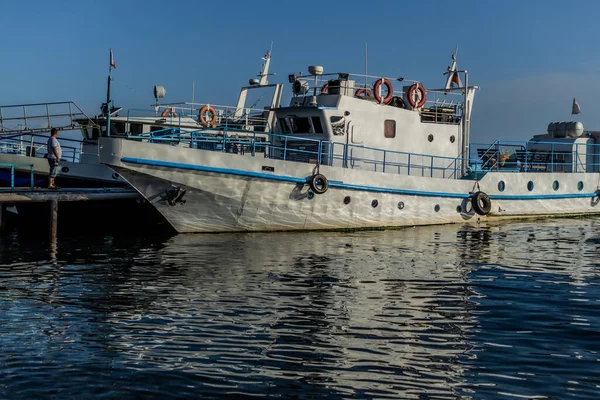 Barco Navio Branco Com Listras Azuis Cais Baía Lago Baikal — Fotografia de Stock