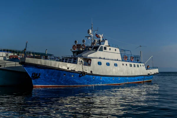 Baykal Gölü Nün Körfezindeki Iskelede Çizgili Beyaz Mavi Gemiler Güneş — Stok fotoğraf