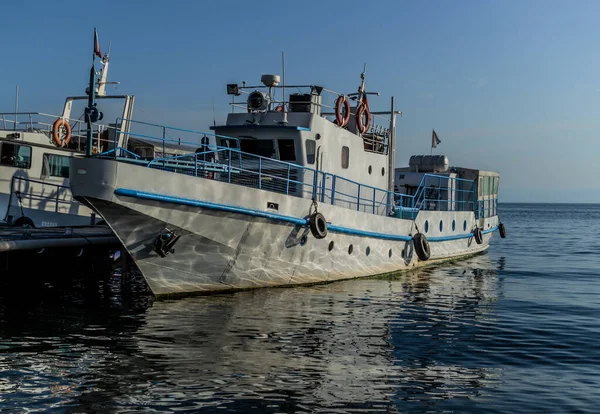 Navi Bianche Imbarcazioni Con Strisce Blu Sul Molo Nella Baia — Foto Stock
