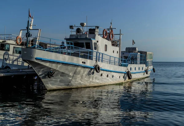 Beyaz Tekne Mavi Çizgili Tekneleri Baykal Gölü Nün Körfezindeki Iskelede — Stok fotoğraf