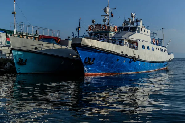 Vita Blå Fartyg Båtar Piren Bay Lake Baikal Med Reflektioner — Stockfoto