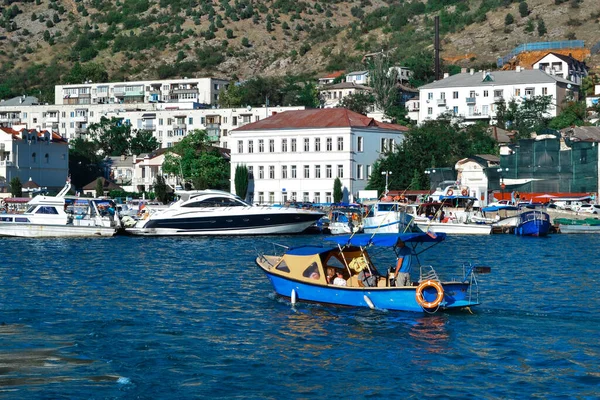 Barco Azul Brilhante Com Pessoas Navega Longo Baía Balaklava Cidade — Fotografia de Stock