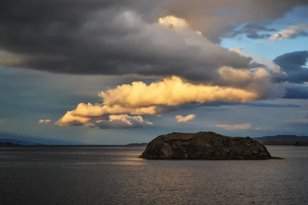Вечірній Яскравий Жовтий Помаранчевий Захід Сонця Хмарами Озері Байкал Островом — стокове фото