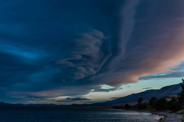 Colorful Bright Pink Sunset Blue Clouds Pebble Shore Bay Lake — Stock Photo, Image