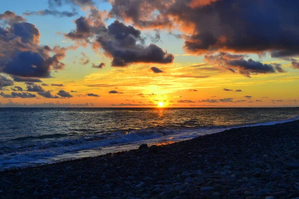 Colorido Amarelo Brilhante Laranja Rosa Por Sol Com Nuvens Mar — Fotografia de Stock