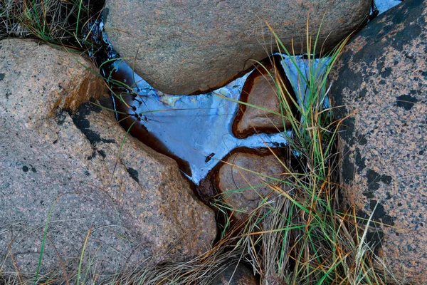 Kleine Blauwe Plas Tussen Grote Stenen Met Groen Gras — Stockfoto