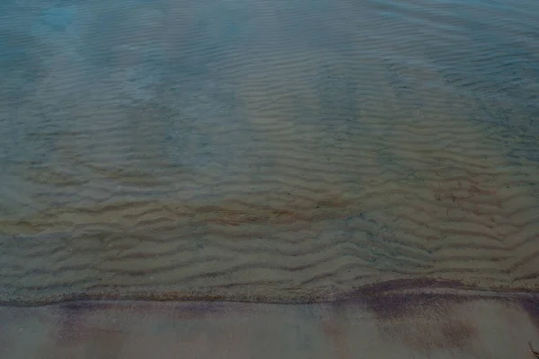 Colored Sandy Shore Sea Lake Waves Bottom Ripples Blue Yellow — Stock Photo, Image