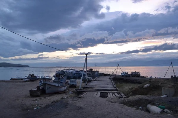 Camino Madera Muelle Con Barcos Viejos Barcos Por Noche Atardecer — Foto de Stock