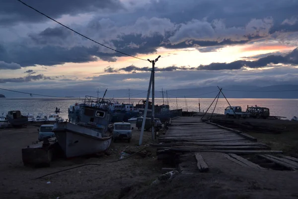 Sentier Bois Vers Jetée Avec Vieux Navires Bateaux Dans Soirée — Photo