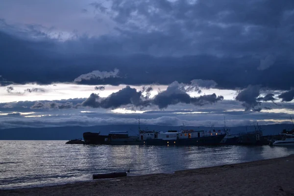 Matahari Terbenam Dengan Awan Biru Gelap Langit Teluk Danau Baikal — Stok Foto