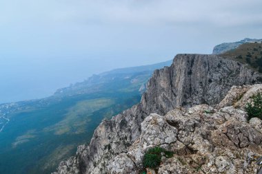 Kırım, şehir ve ormandaki Karadeniz kıyısındaki kayalık uçurumun manzarası