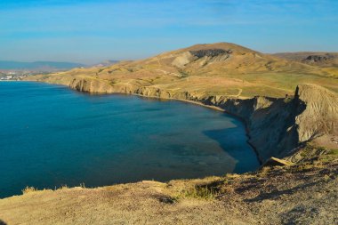 Karadeniz körfezinin güneşli, güzel kıyıları tepeler ve yüksek dağların arasında mavi zümrüt suyuyla. Kırım, yaz manzarası