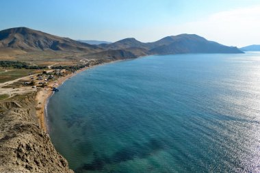 Tepeler ve yüksek dağların arasında mavi zümrüt suyuyla Karadeniz Körfezi 'nin güzel sahil manzarası. Kırım, yaz manzarası