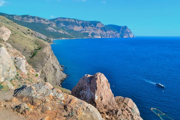 Widok Pięknego Kamiennego Wybrzeża Zatoki Morza Czarnego Błękitną Wodą Statkami — Zdjęcie stockowe